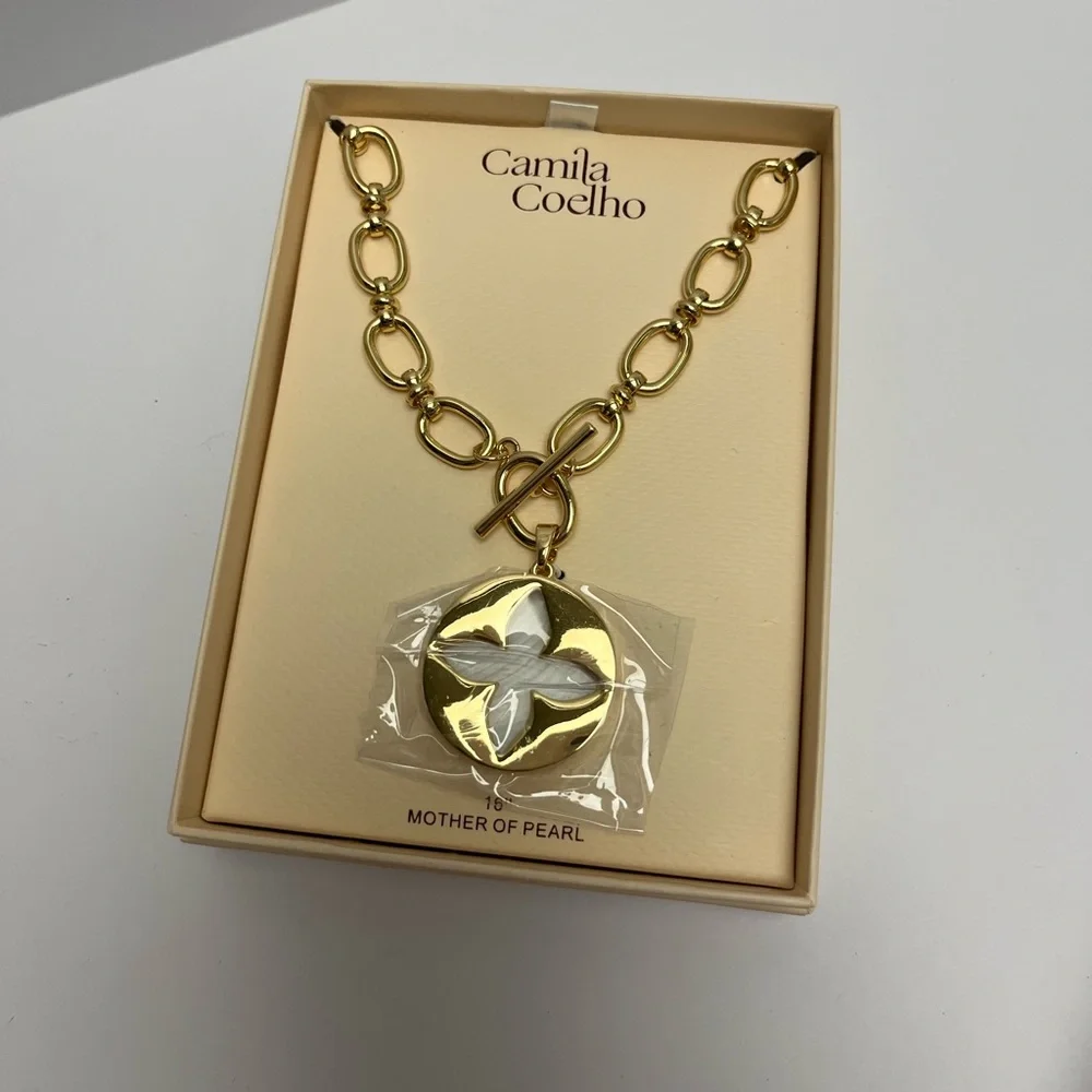 NWT ⚜️🤍⚜️ Camila Coelho Gorgeous Mother of Pearls medallion Necklace - Picture 10 of 16